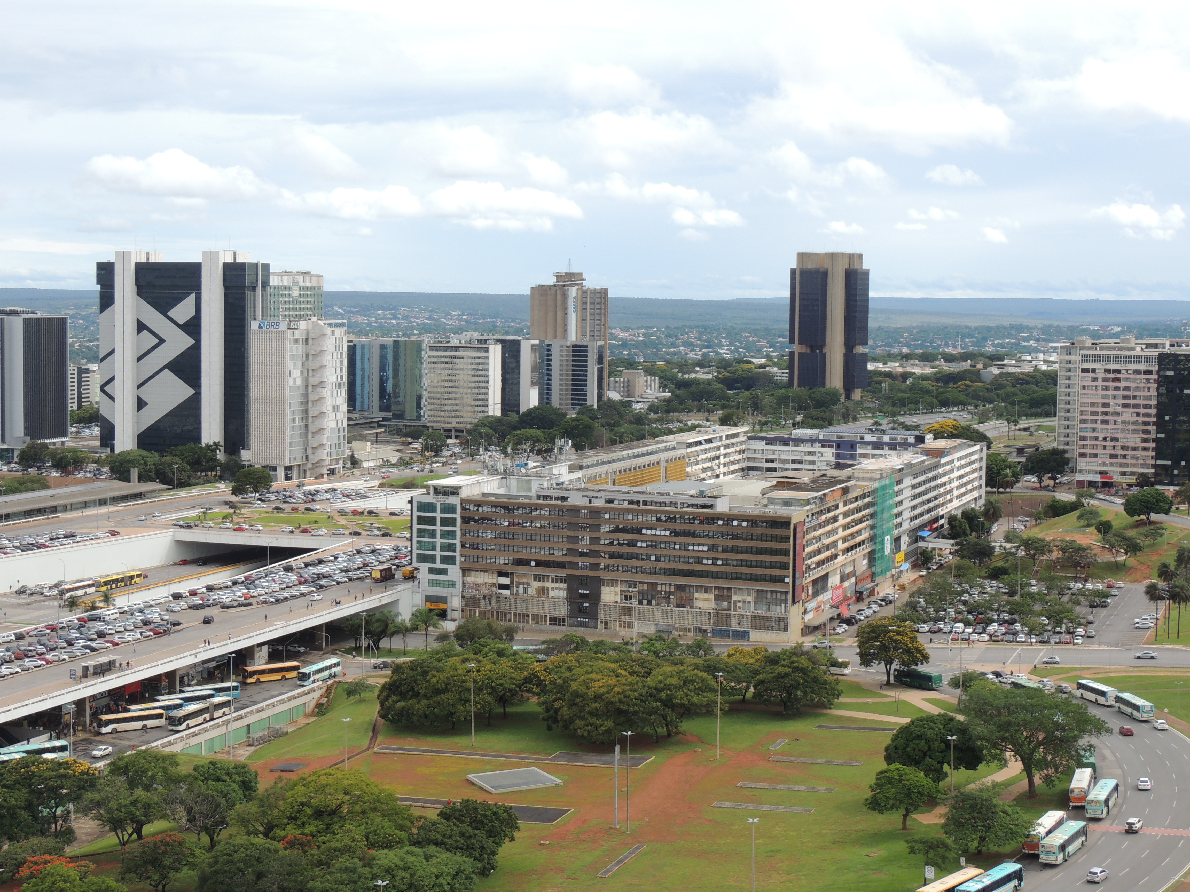 Vista do Eixo Monumental de Brasília com avenidas e paisagem urbana